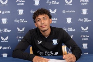 镜报：切尔西签下普雷斯顿解约球员基安-贝斯特，19岁踢左后卫