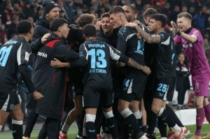 德甲神剧情！阿隆索神了：1-3到4-3，极限逆转绝杀，冲击联赛冠军